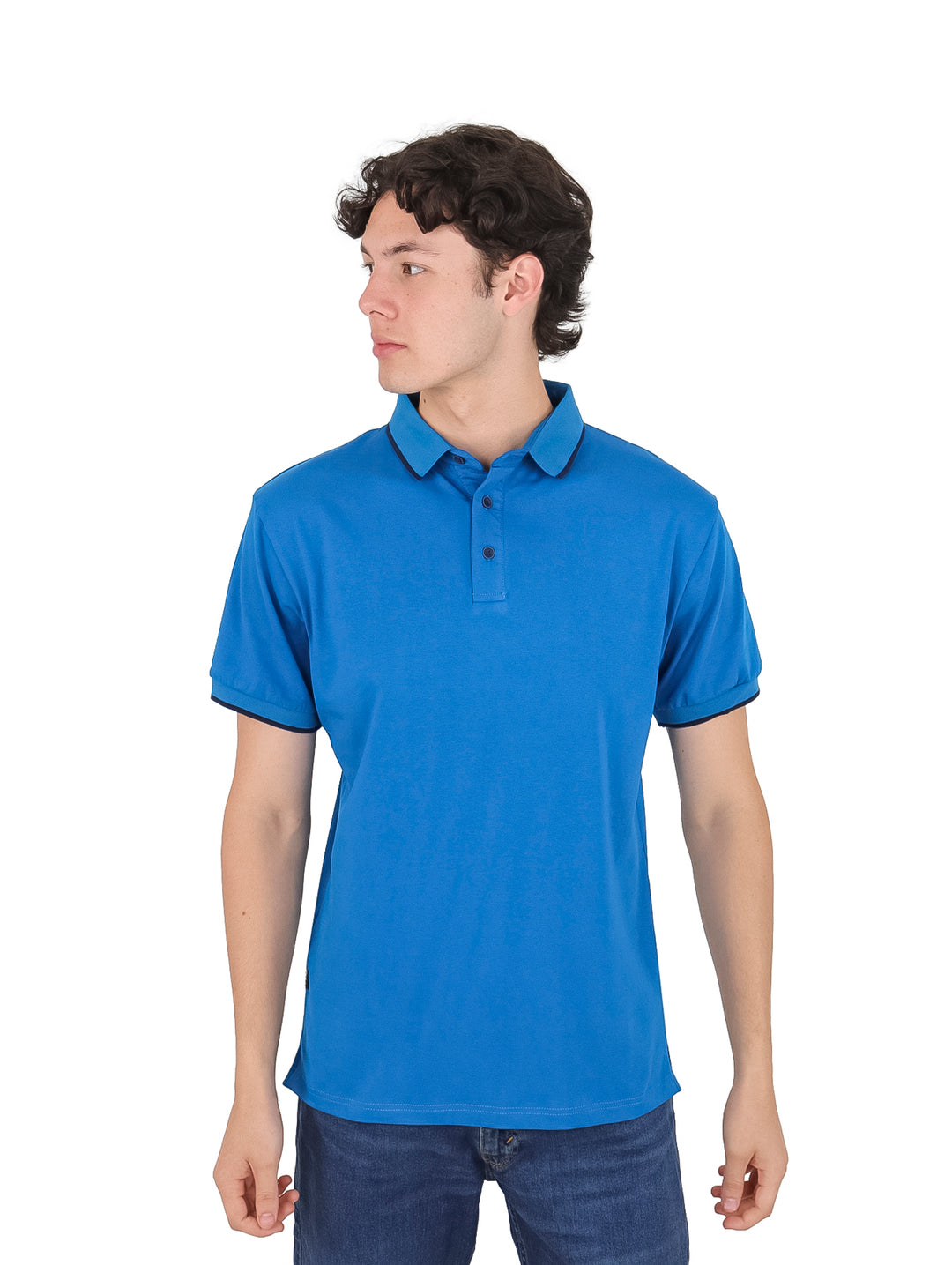 Hombre vistiendo una playera polo lisa de color azul con detalles en azul marino en los bordes de las mangas.