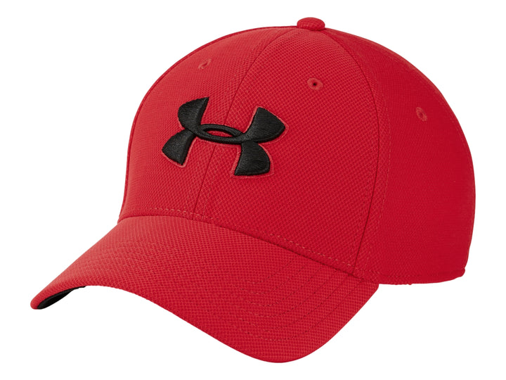 Gorra deportiva Under Armour de color rojo con logotipo frontal en color negro.
