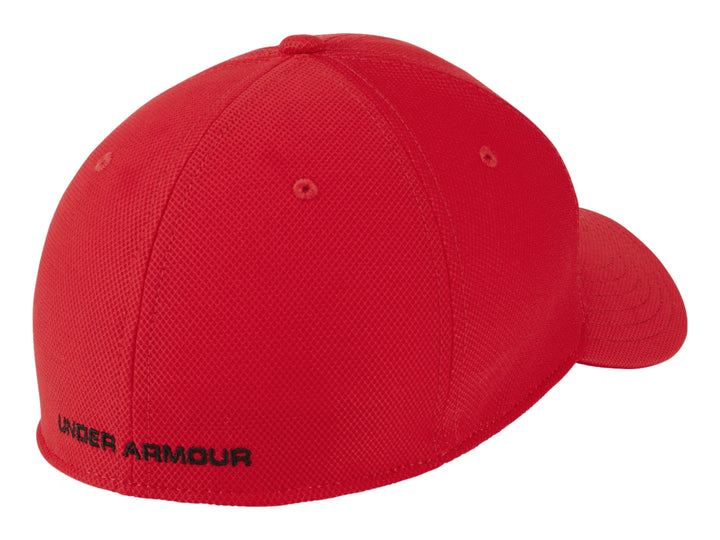 Gorra deportiva Under Armour de color rojo con logotipo frontal en color negro.