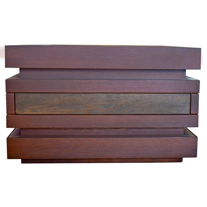 Mesa de centro de madera en color tabaco con diseño rectangular estratificado.