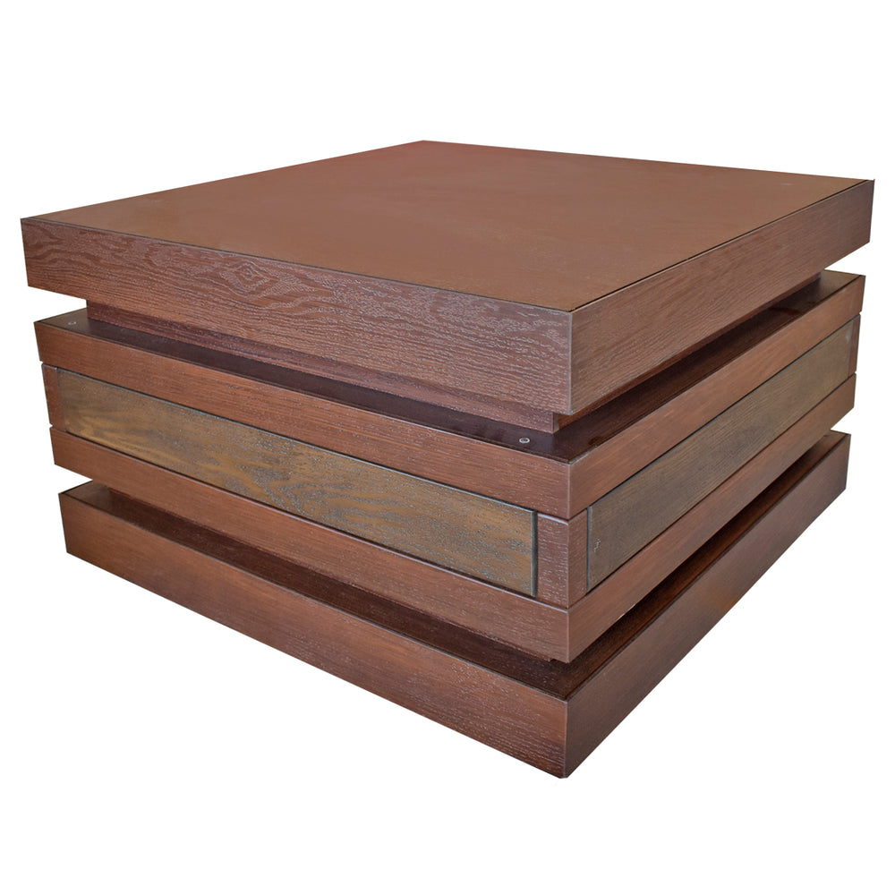 Mesa de centro de madera en color tabaco con diseño rectangular estratificado.