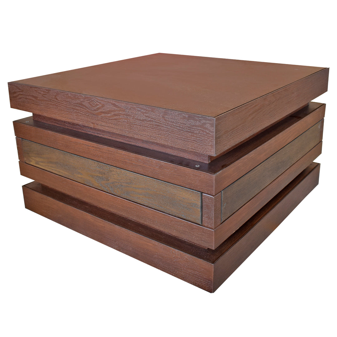 Mesa de centro de madera en color tabaco con diseño rectangular estratificado.
