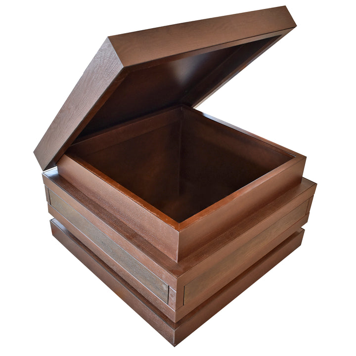 Mesa de centro de madera en color tabaco con diseño rectangular estratificado.