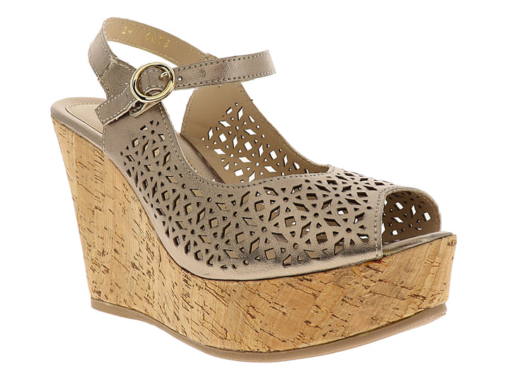 Sandalia de plataforma cuña color dorado metálico con diseño calado y suela de corcho.