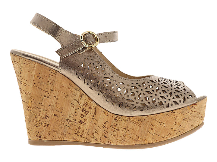 Sandalia de plataforma cuña color dorado metálico con diseño calado y suela de corcho.