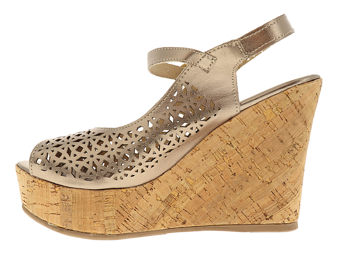 Sandalia de plataforma cuña color dorado metálico con diseño calado y suela de corcho.