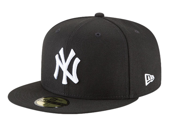 Gorra de béisbol New Era color negro con logotipo de New York Yankees bordado en blanco y visera plana.