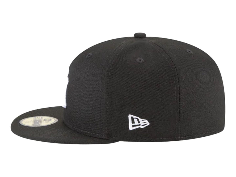 Gorra de béisbol New Era color negro con logotipo de New York Yankees bordado en blanco y visera plana.