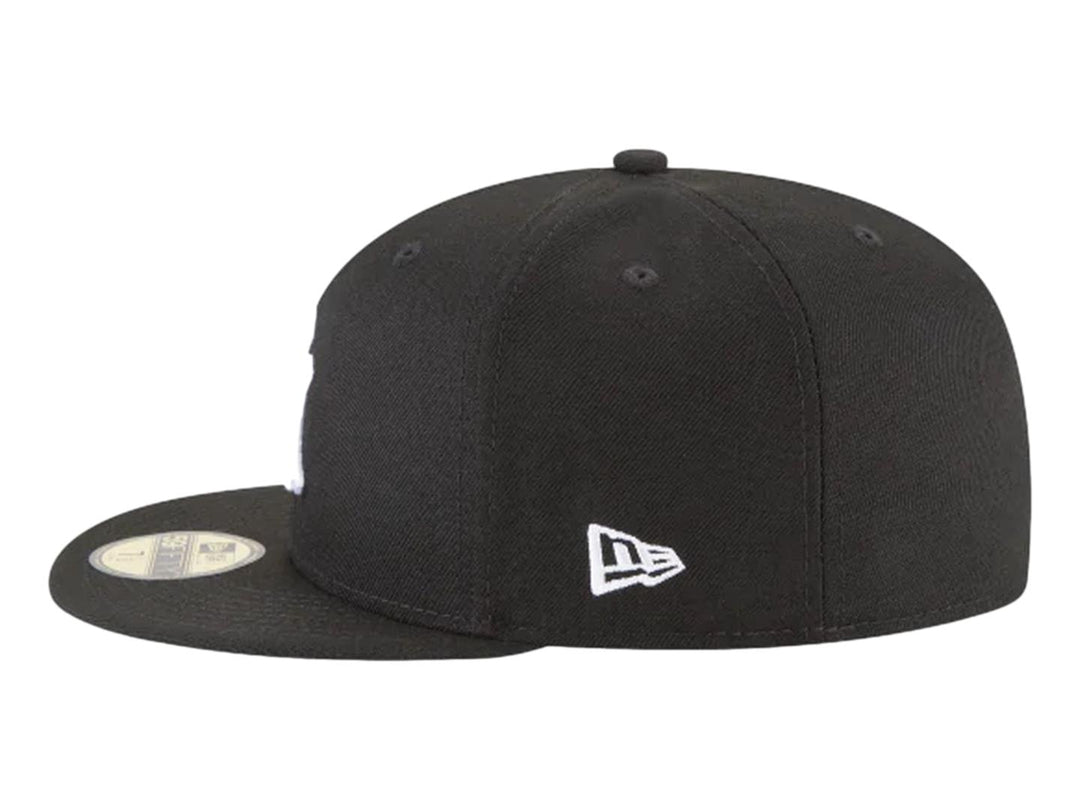 Gorra de béisbol New Era color negro con logotipo de New York Yankees bordado en blanco y visera plana.