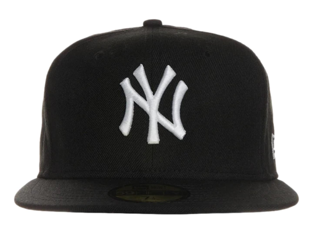 Gorra de béisbol New Era color negro con logotipo de New York Yankees bordado en blanco y visera plana.