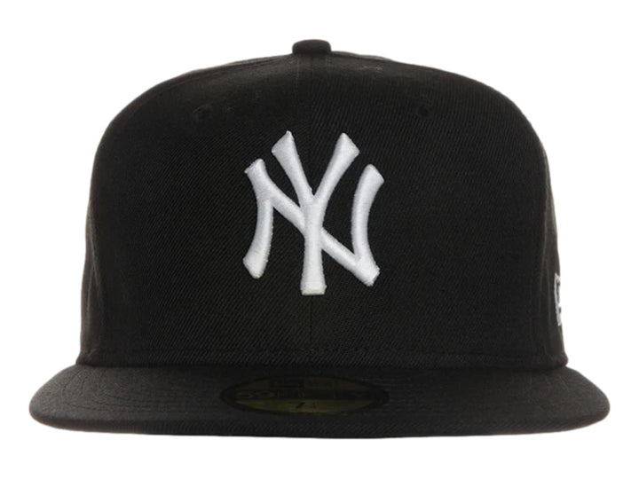 Gorra de béisbol New Era color negro con logotipo de New York Yankees bordado en blanco y visera plana.