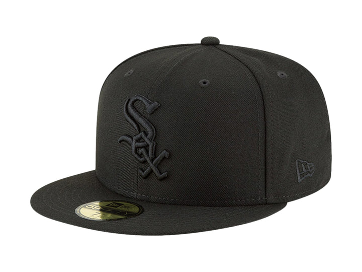 Gorra de béisbol New Era color negro con logotipo bordado en el frente y visera plana.