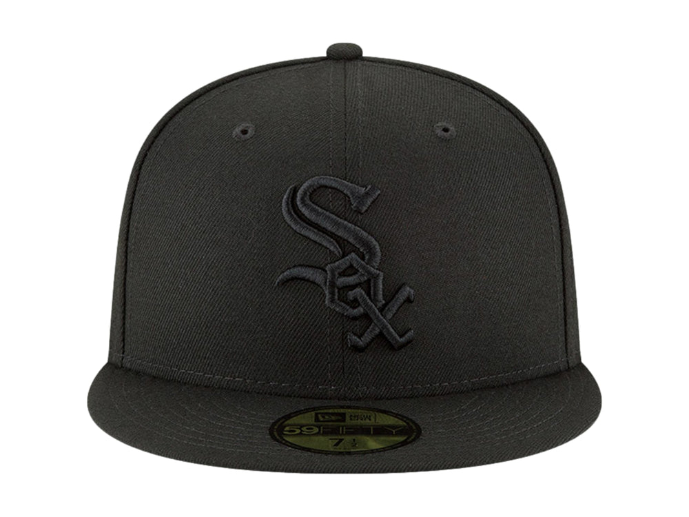 Gorra de béisbol New Era color negro con logotipo bordado en el frente y visera plana.