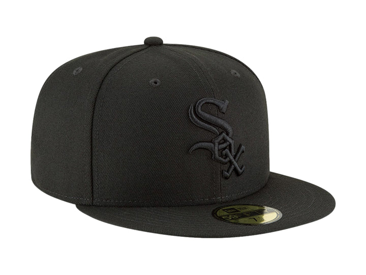 Gorra de béisbol New Era color negro con logotipo bordado en el frente y visera plana.