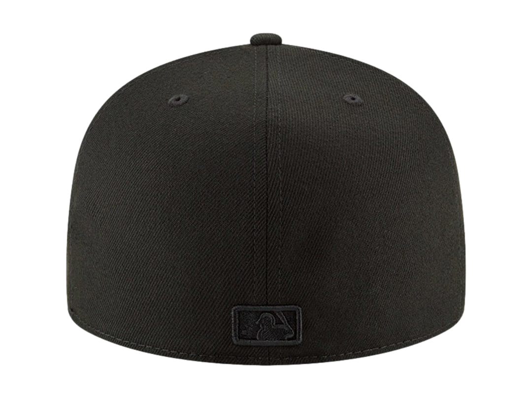 Gorra de béisbol New Era color negro con logotipo bordado en el frente y visera plana.