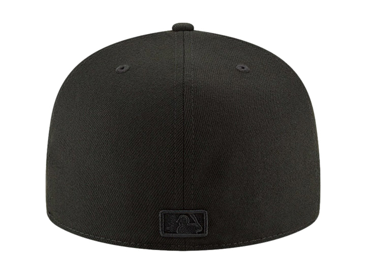 Gorra de béisbol New Era color negro con logotipo bordado en el frente y visera plana.