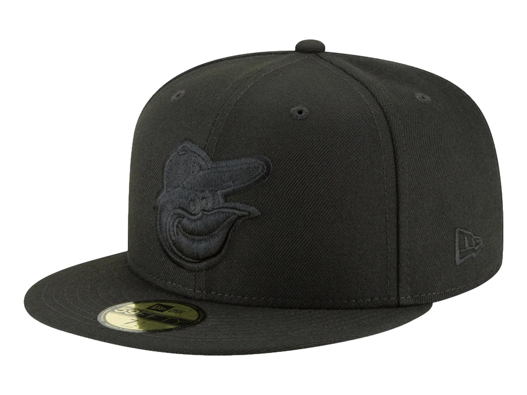 Gorra New Era de color negro con visera plana y logotipo bordado en el frente del mismo tono.