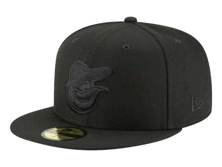 Gorra New Era de color negro con visera plana y logotipo bordado en el frente del mismo tono.
