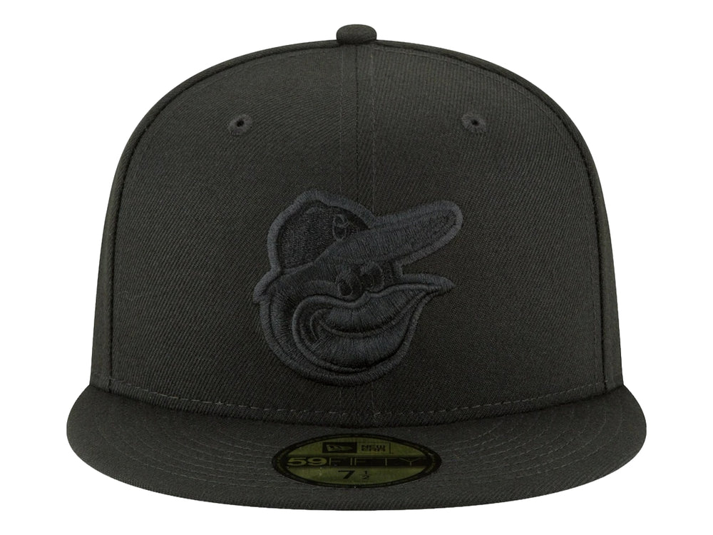 Gorra New Era de color negro con visera plana y logotipo bordado en el frente del mismo tono.