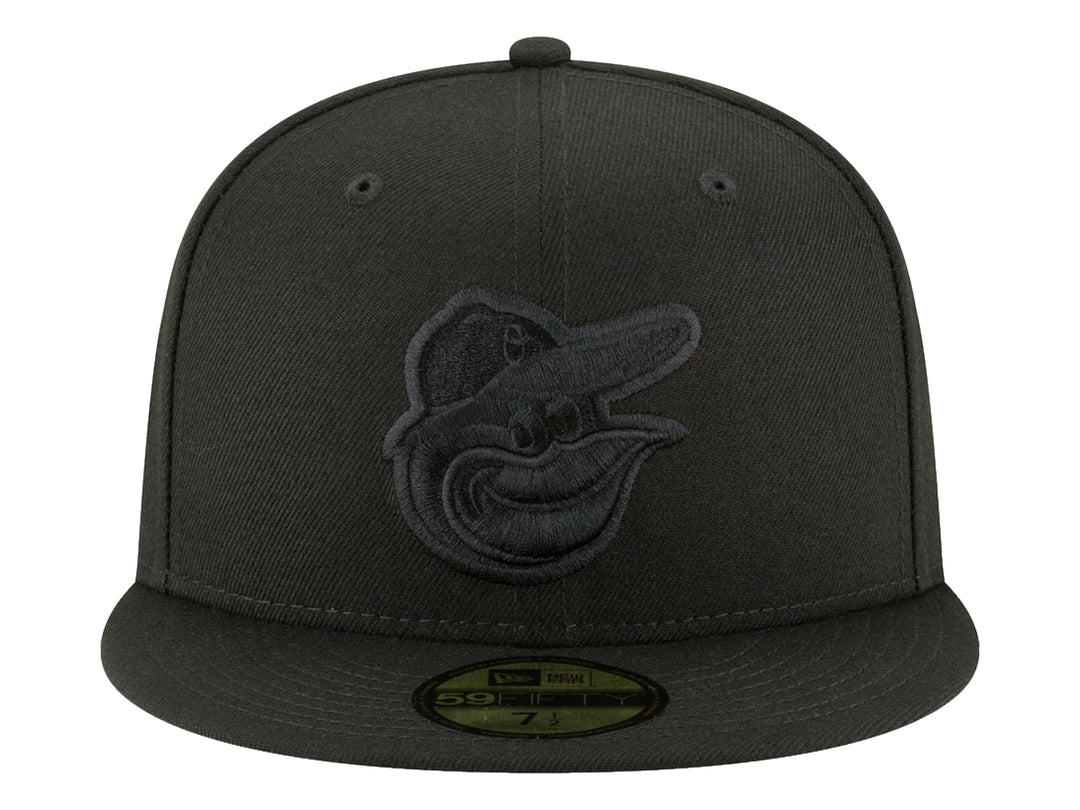 Gorra New Era de color negro con visera plana y logotipo bordado en el frente del mismo tono.