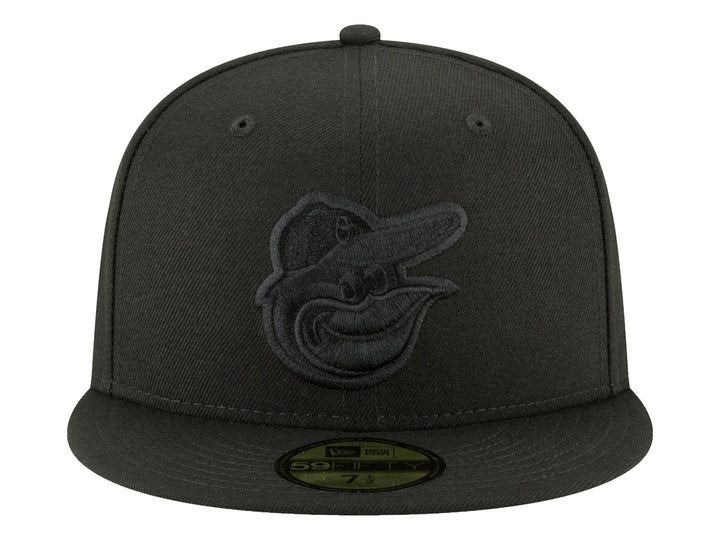 Gorra New Era de color negro con visera plana y logotipo bordado en el frente del mismo tono.