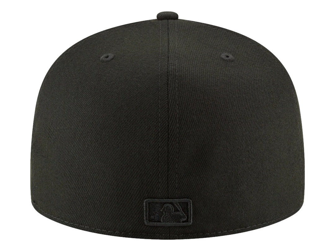 Gorra New Era de color negro con visera plana y logotipo bordado en el frente del mismo tono.