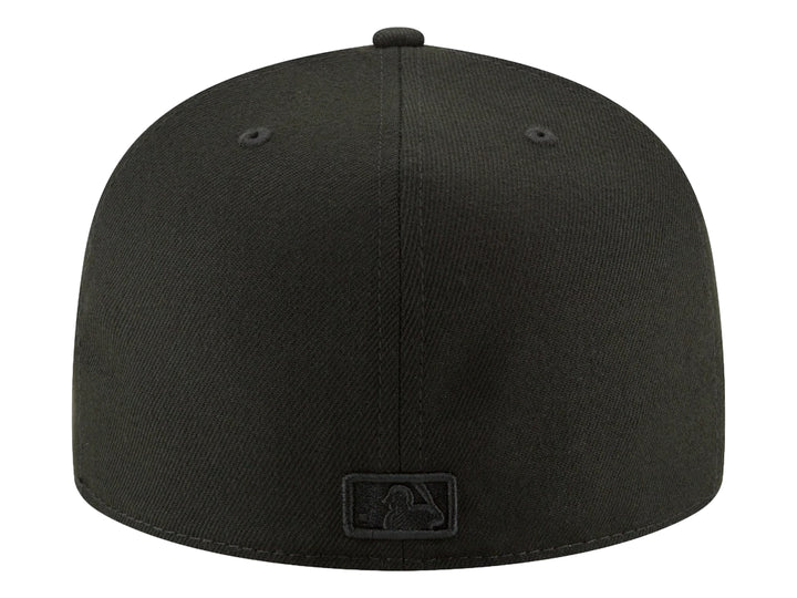 Gorra New Era de color negro con visera plana y logotipo bordado en el frente del mismo tono.