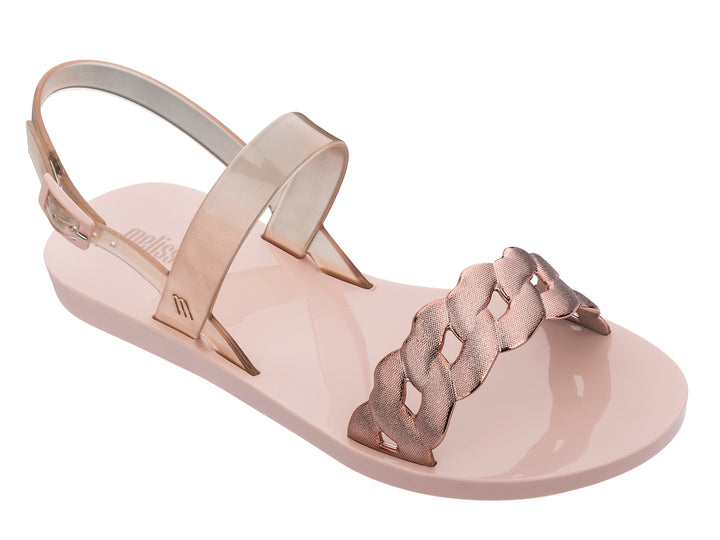 Sandalia Melissa color rosa con detalle frontal trenzado en rosa metálico y correa al tobillo.
