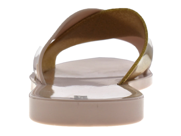 Sandalias slide Melissa color beige con detalle en dorado brillante.
