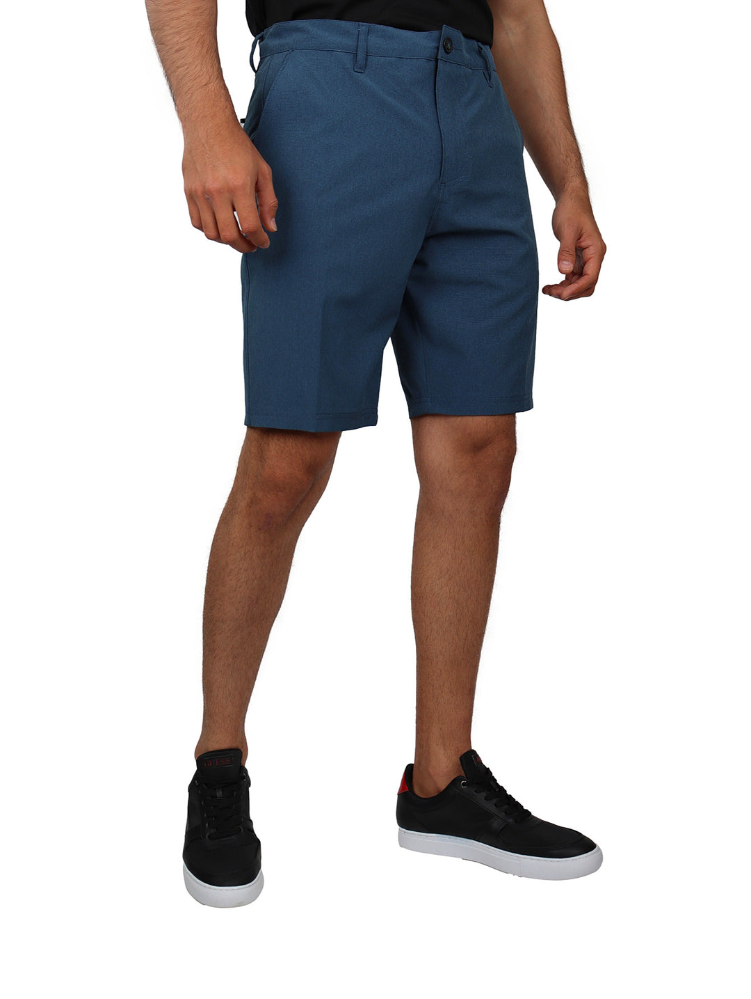 Hombre vistiendo shorts híbridos de color azul marca Vertical Eagle.
