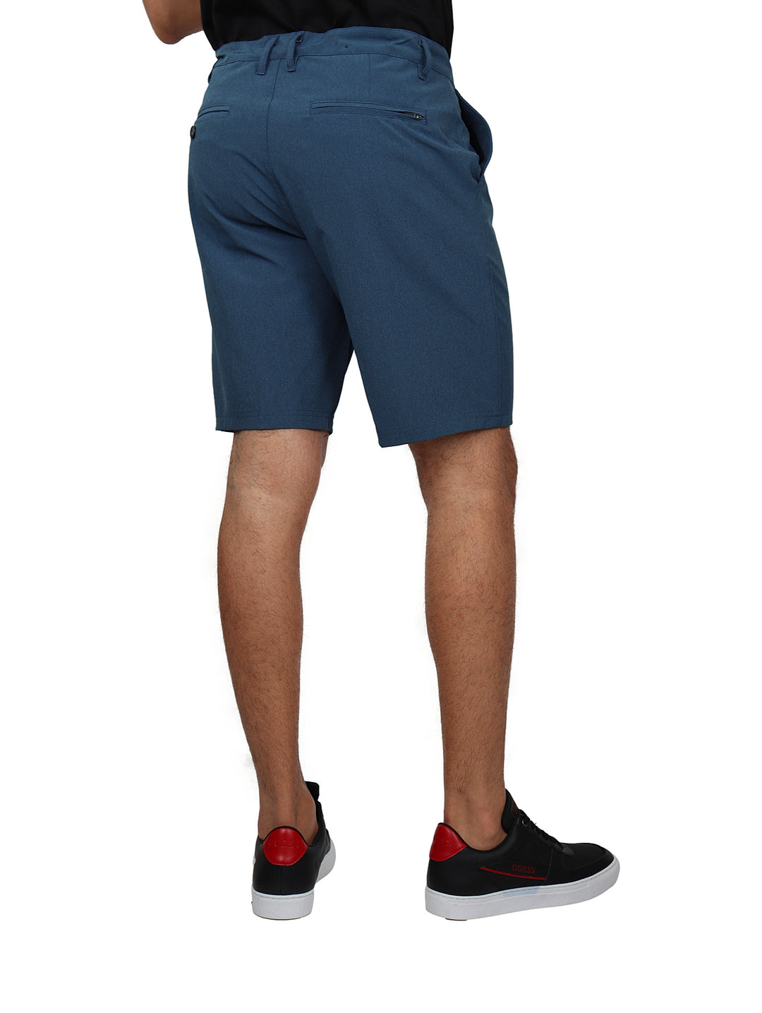 Hombre vistiendo shorts híbridos de color azul marca Vertical Eagle.