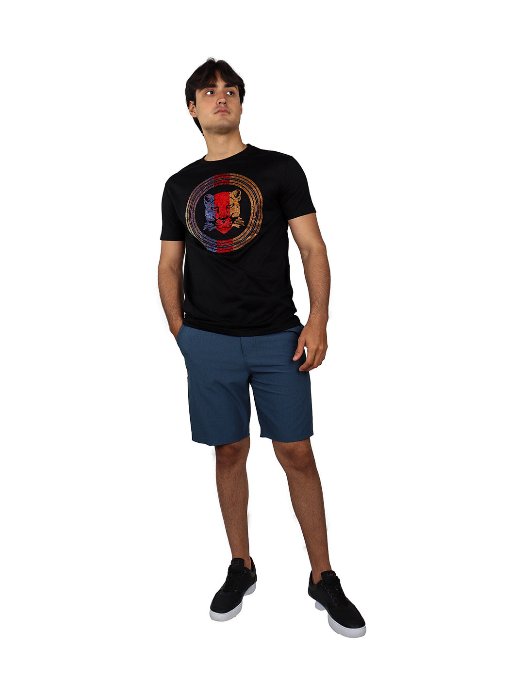 Hombre vistiendo shorts híbridos de color azul marca Vertical Eagle.