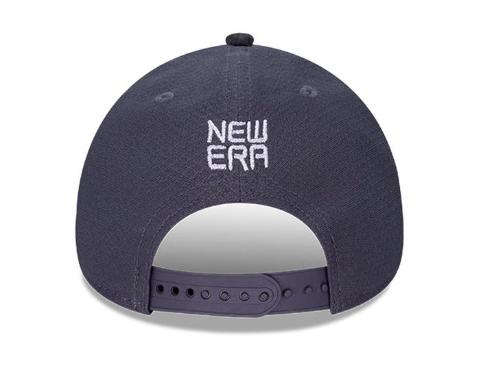 Gorra de béisbol New Era color gris con texto bordado CAMPEÓN en blanco.
