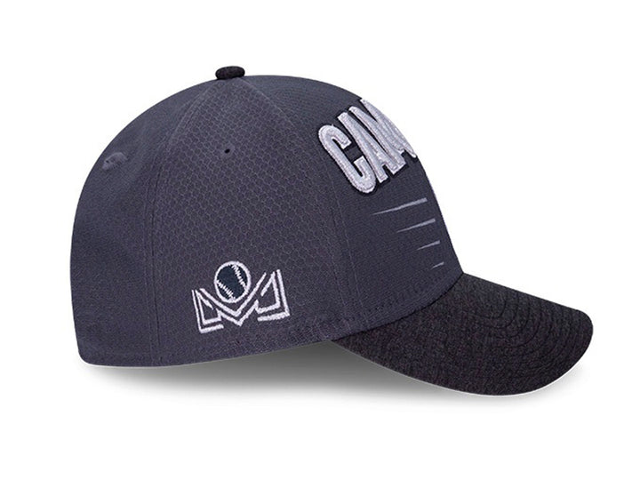 Gorra de béisbol New Era color gris con texto bordado CAMPEÓN en blanco.