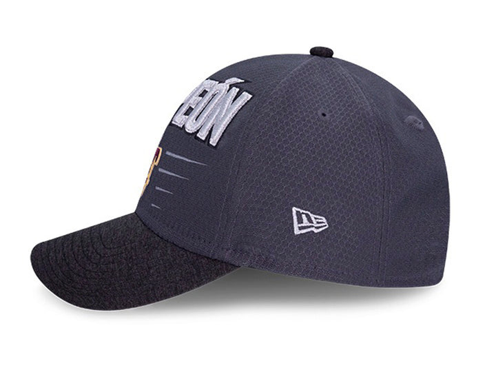 Gorra de béisbol New Era color gris con texto bordado CAMPEÓN en blanco.