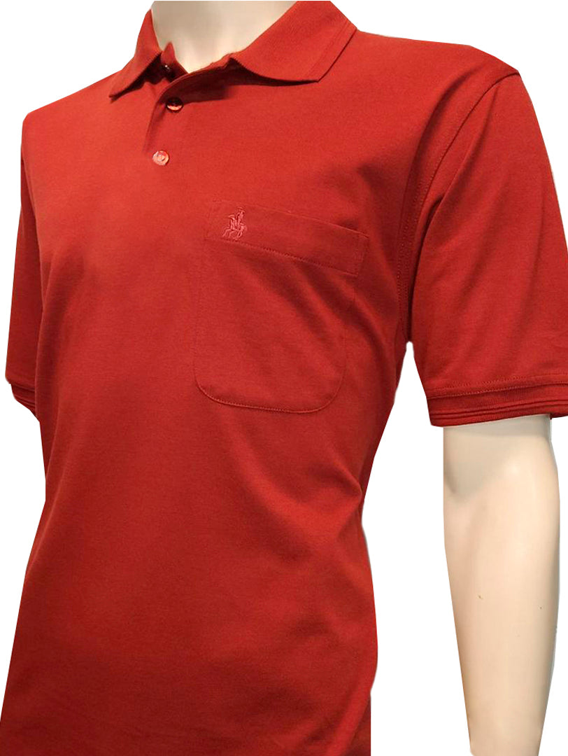 Playera polo color rojo de manga corta con bolsillo frontal y cuello con botones.
