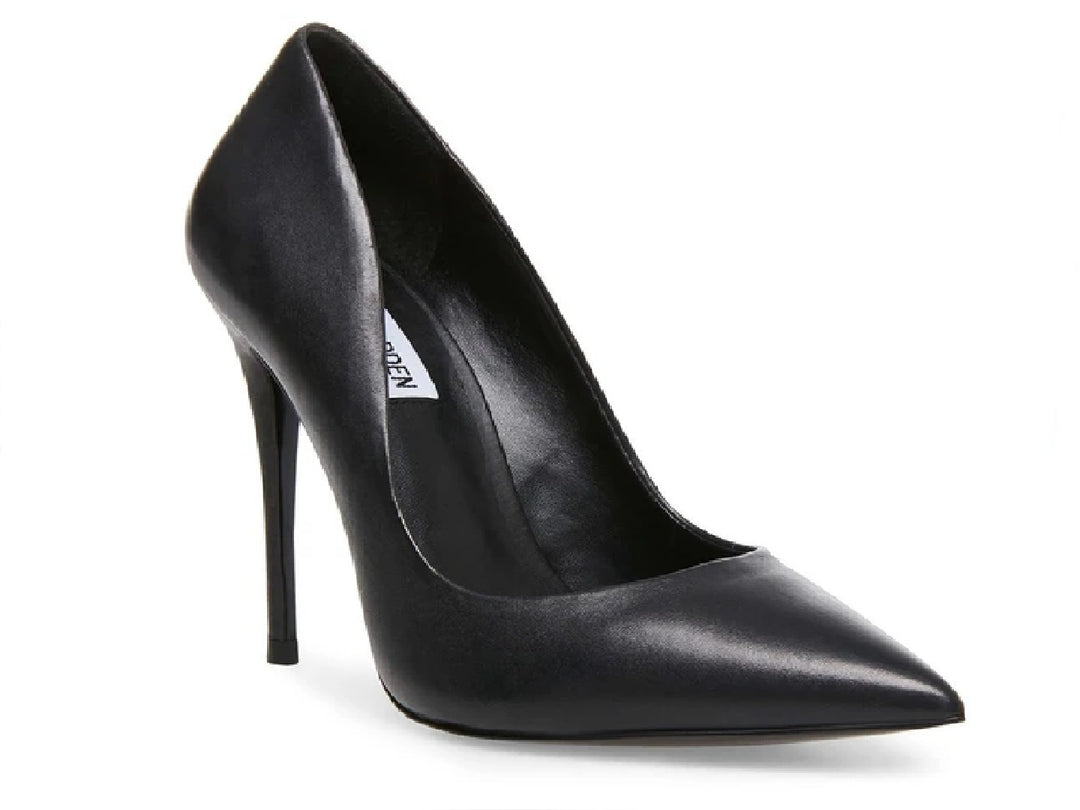 Zapato de tacón alto color negro de cuero con punta afilada y estilo elegante.