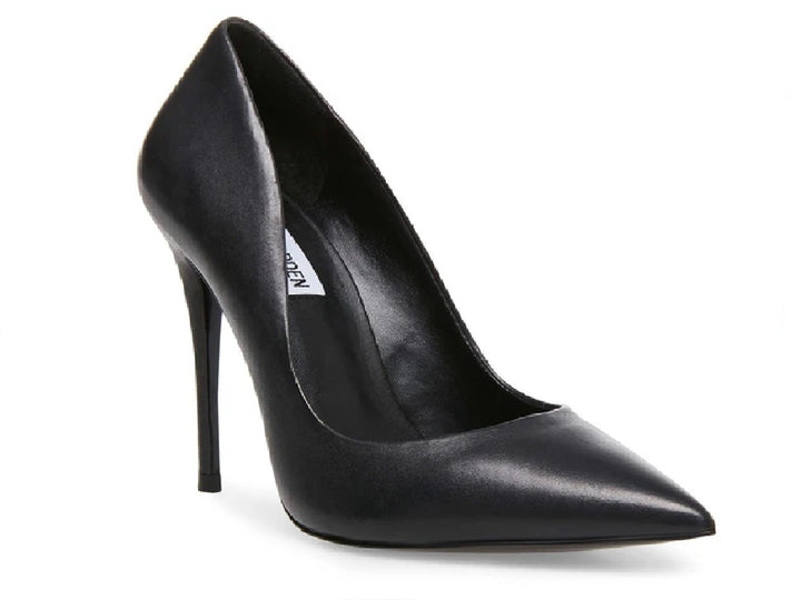 Zapato de tacón alto color negro de cuero con punta afilada y estilo elegante.