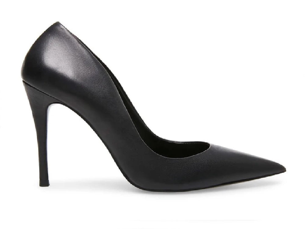 Zapato de tacón alto color negro de cuero con punta afilada y estilo elegante.