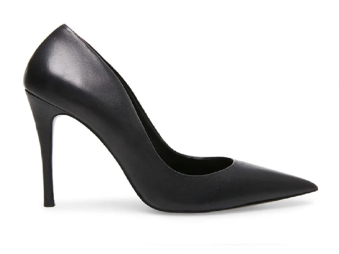 Zapato de tacón alto color negro de cuero con punta afilada y estilo elegante.