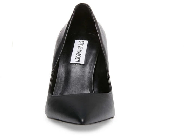 Zapato de tacón alto color negro de cuero con punta afilada y estilo elegante.