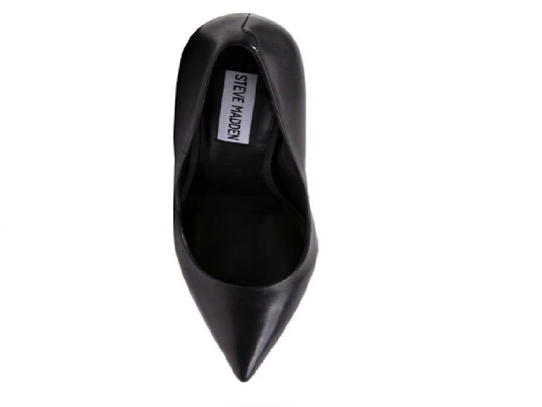 Zapato de tacón alto color negro de cuero con punta afilada y estilo elegante.