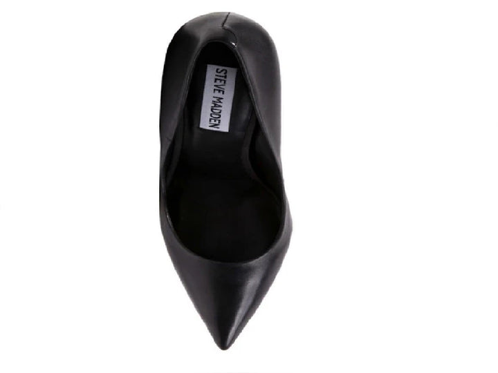 Zapato de tacón alto color negro de cuero con punta afilada y estilo elegante.