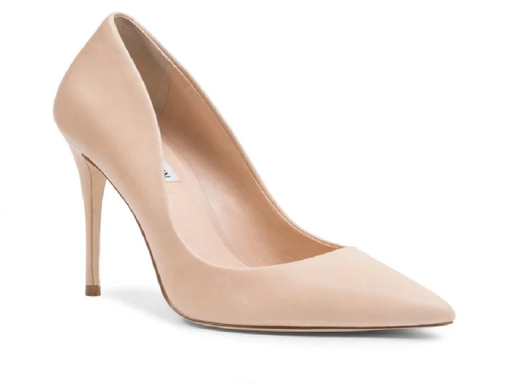 Zapatilla de tacón alto Steve Madden en color blush con punta fina y material de cuero.