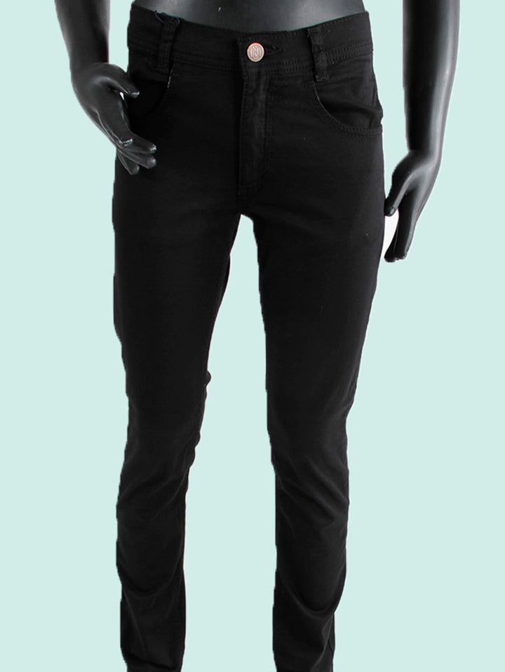 Pantalón negro para niño de corte ajustado exhibido en un maniquí.