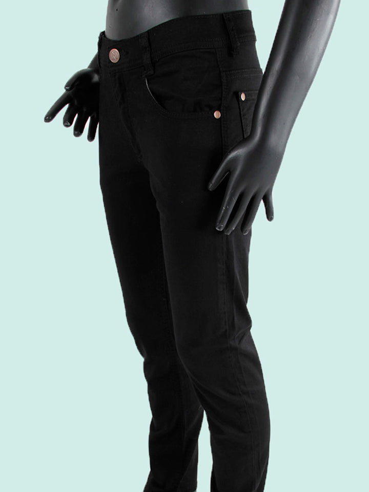 Pantalón negro para niño de corte ajustado exhibido en un maniquí.