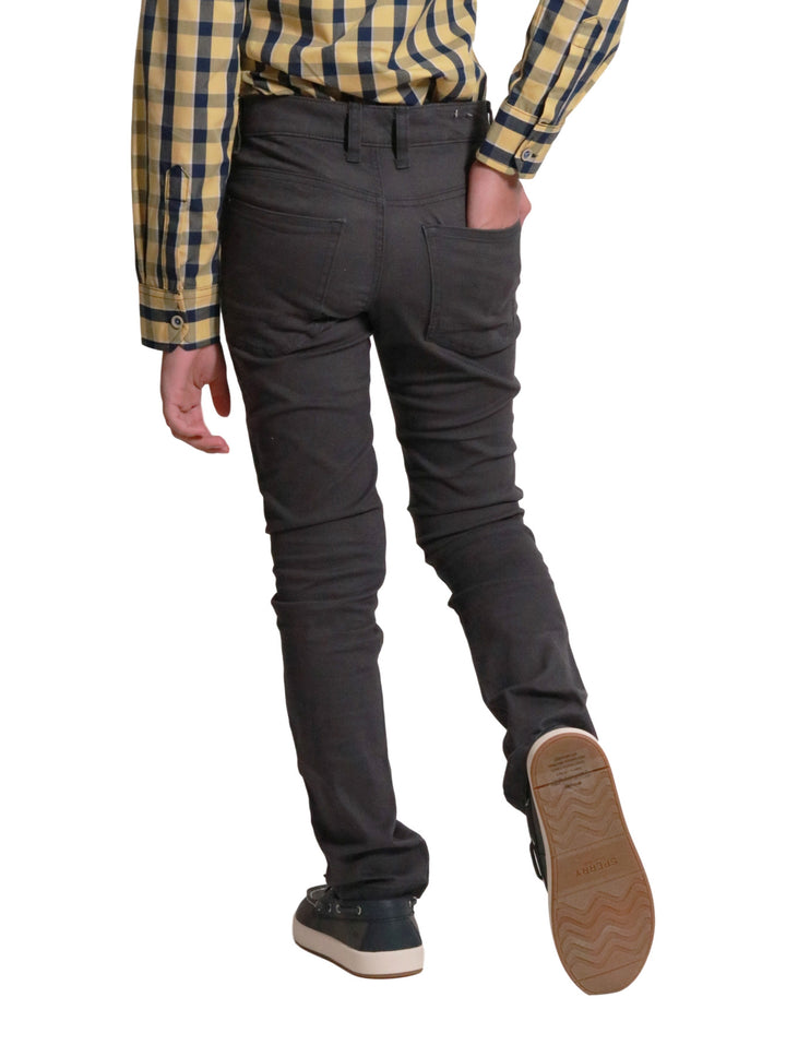 Pantalón largo para niño en color gris oscuro Oxford, estilo casual y ajuste recto.