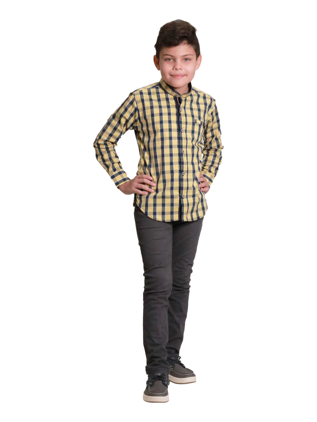 Pantalón largo para niño en color gris oscuro Oxford, estilo casual y ajuste recto.
