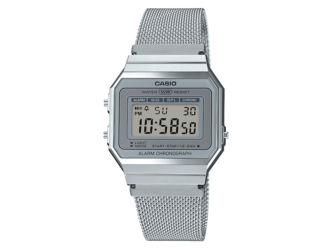 Reloj digital Casio color plata con correa de malla metálica y pantalla LCD.