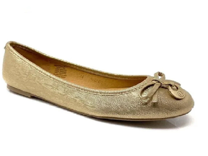Zapatos planos color platina metalizado para mujer con detalle de moño en la punta.